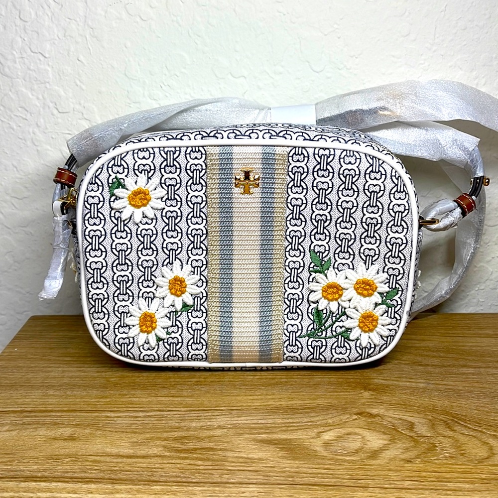 New Tory Burch Small Camera Bag , Height 5”(12.5cm) Length 7.2”(18cm) Depth 2.4”
